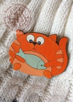 Значок «Рыжий кот с рыбкой» деревянный
